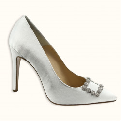 Χειροποίητη γόβα σε υπόλευκο κρεπ σατέν ύφασμα με ασημένιο στρας