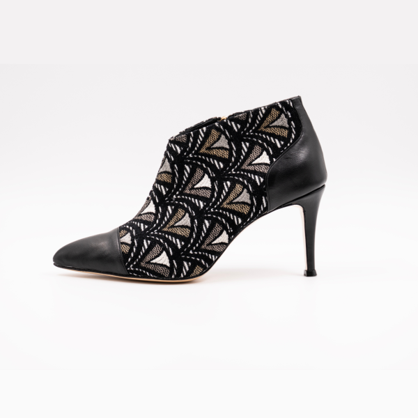 Χειροποίητο μποτάκι μέχρι τον αστράγαλο με μαύρο δέρμα και χρωματιστό ύφασμα