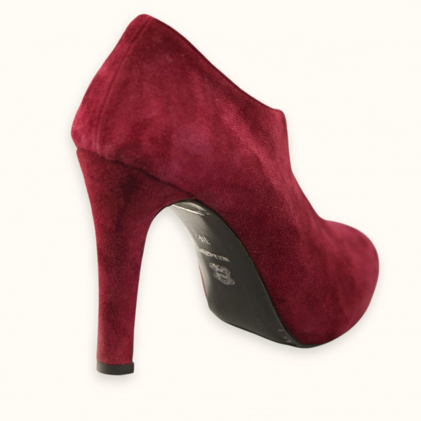 Χειροποίητα μποτάκια κάτω σε μπορντό καστόρι 