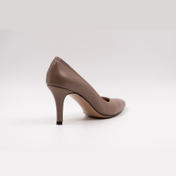 Χειροποίητη γόβα από δέρμα στο χρώμα του πούρου.