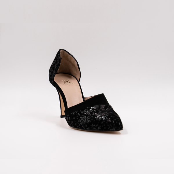 Χειροποίητη γόβα σε μαύρο δέρμα με μοτίβο λουλουδιών.