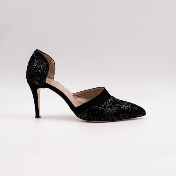 Χειροποίητη γόβα σε μαύρο δέρμα με μοτίβο λουλουδιών.