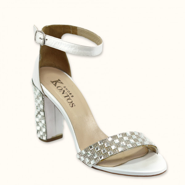 Χειροποίητο πέδιλο σε υπόλευκο περλέ δέρμα με ασημένια τρέσα 