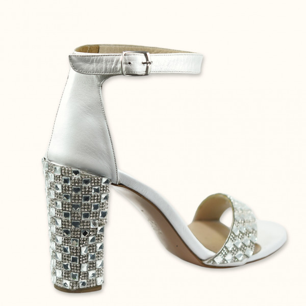 Χειροποίητο πέδιλο σε υπόλευκο περλέ δέρμα με ασημένια τρέσα 