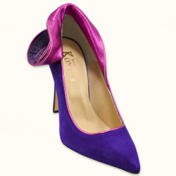 Χειροποίητη γόβα από μωβ καστόρι δέρμα με ρέλι σε ροζ γκλίτερ ύφασμα και διακοσμητικό λουλούδι στο πλάι.