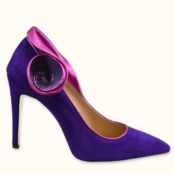 Χειροποίητη γόβα από μωβ καστόρι δέρμα με ρέλι σε ροζ γκλίτερ ύφασμα και διακοσμητικό λουλούδι στο πλάι.