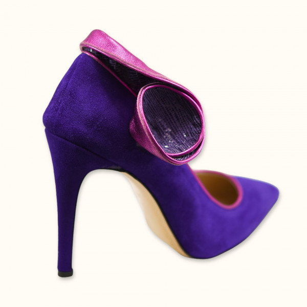 Χειροποίητη γόβα από μωβ καστόρι δέρμα με ρέλι σε ροζ γκλίτερ ύφασμα και διακοσμητικό λουλούδι στο πλάι.