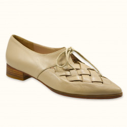 Χειροποίητο φλατ παπούτσι από ιβουάρ δέρμα, με τακούνι 2,5 εκ. σε φυσικό χρώμα.