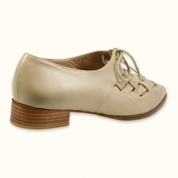 Χειροποίητο φλατ παπούτσι από ιβουάρ δέρμα, με τακούνι 2,5 εκ. σε φυσικό χρώμα.