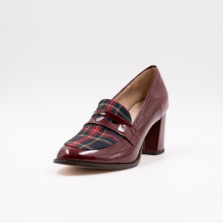 Χειροποίητα δερμάτινα μοκασίνια σε συνδυασμό μπορντό λουστρίνι με καρό ΄ύφασμα