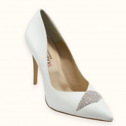 Χειροποίητη νυφική γόβα σε ματ λευκό δέρμα με ασημένιο στρας