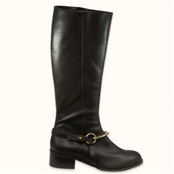 Χειροποίητη μαύρη δερμάτινη μπότα ιππασίας, με ζωνάκι και ασημένιο διακοσμητικό. 