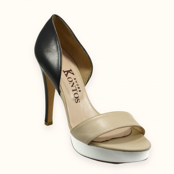 Χειροποίητο πέδιλο σε εκρού δερμάτινο χρώμα, με μαύρη φτέρνα, λευκή φιάπα 