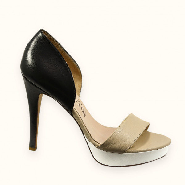 Χειροποίητο πέδιλο σε εκρού δερμάτινο χρώμα, με μαύρη φτέρνα, λευκή φιάπα 