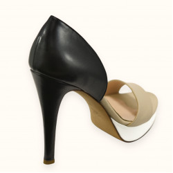 Χειροποίητο πέδιλο σε εκρού δερμάτινο χρώμα, με μαύρη φτέρνα, λευκή φιάπα 