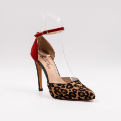 Χειροποίητη γόβα σε animal print ύφασμα και κόκκινο καστόρι δέρμα. 