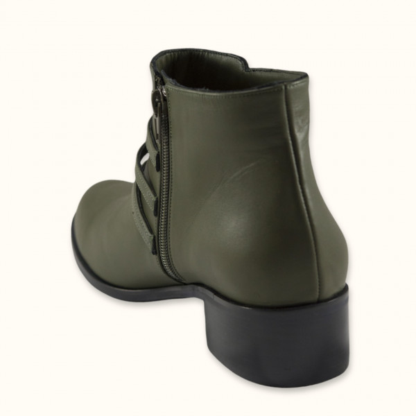 Χειροποίητο μποτάκι μέχρι τον αστράγαλο από λαδί δέρμα, με λουράκια και χρυσά κουμπώματα.