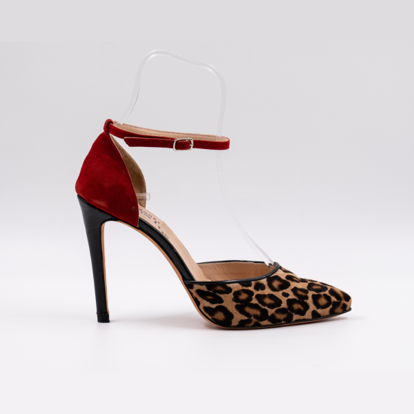 Χειροποίητη γόβα σε animal print ύφασμα και κόκκινο καστόρι δέρμα. 