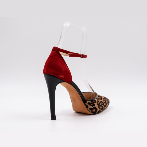 Χειροποίητη γόβα σε animal print ύφασμα και κόκκινο καστόρι δέρμα. 