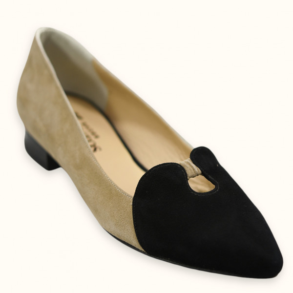 Χειροποίητο φλατ παπούτσι ιβουάρ με μαύρο καστόρι