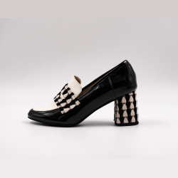 Χειροποίητα δερμάτινα μοκασίνια σε συνδυασμό μαύρου και λευκού λουστρίνι