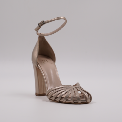 Xειροποίητο νυφικό πέδιλο σε xρυσό της άμμου δέρμα