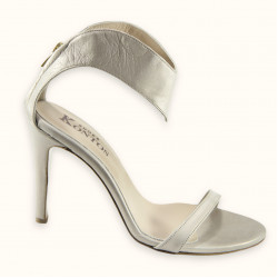 Χειροποίητο δερμάτινο πέδιλο στο χρυσό της άμμου