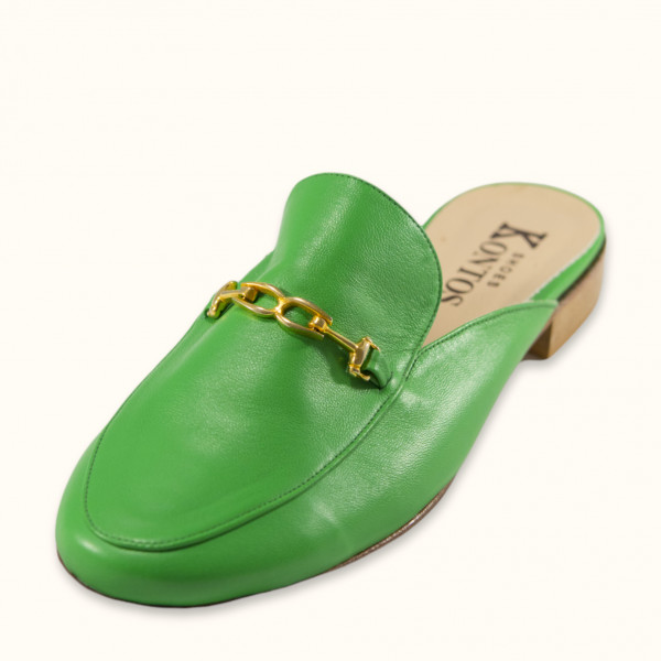 Χειροποίητο ξώφτερνο μοκασίνι σε πράσινο δέρμα με χρυσό διακοσμητικό