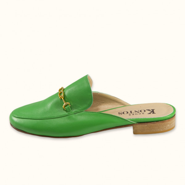 Χειροποίητο ξώφτερνο μοκασίνι σε πράσινο δέρμα με χρυσό διακοσμητικό