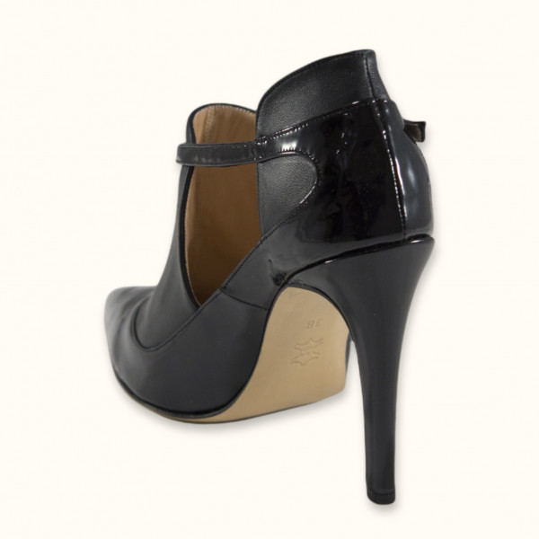  Χειροποίητη γόβα σε συνδυασμό μαύρου δέρματος και μαύρου λουστρίνι.