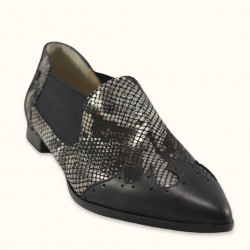 Χειροποίητο φλατ παπούτσι σε συνδυασμό μαύρο δέρμα με ασπρόμαυρο σταμπωτό δέρμα φιδιού