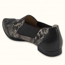 Χειροποίητο φλατ παπούτσι σε συνδυασμό μαύρο δέρμα με ασπρόμαυρο σταμπωτό δέρμα φιδιού