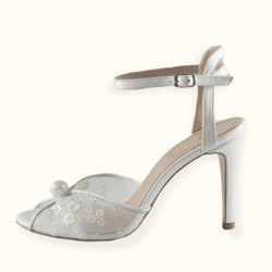 Χειροποίητο νυφικό πέδιλο σε συνδιασμό υπόλευκο δέρμα με υπόλευκη δαντέλα και λευκή πέρλα