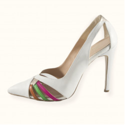 Χειροποίητη νυφική γόβα σε λευκό ματ δέρμα με χρωματιστά λουράκια