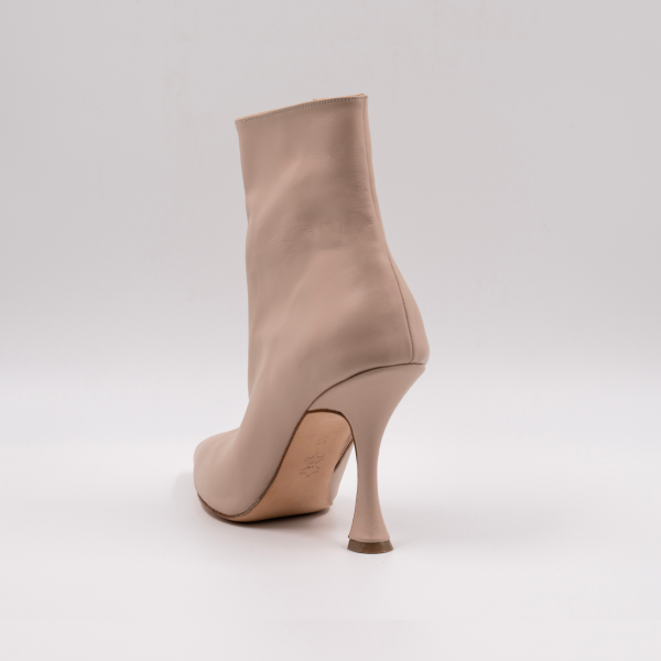 Χειροποίητο δερμάτινο μποτάκι σε ανοιχτό μπεζ χρώμα 