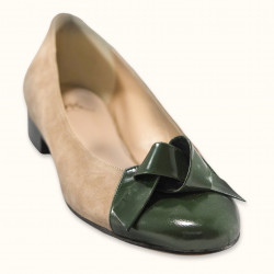 Χειροποίητο φλατ παπούτσι σε συνδυασμό ταμπά δέρμα με σκούρο πράσινο λουστρίνι 