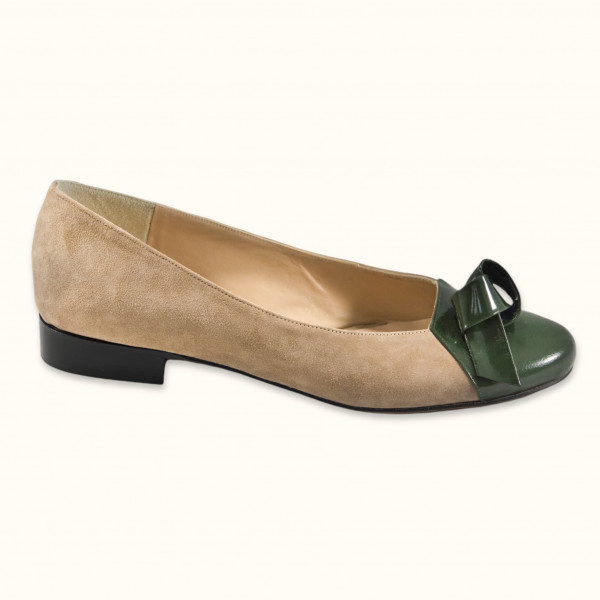 Χειροποίητο φλατ παπούτσι σε συνδυασμό ταμπά δέρμα με σκούρο πράσινο λουστρίνι 