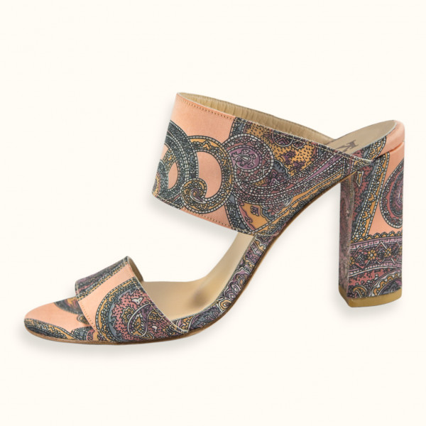 Χειροποίητο πέδιλο σε εμπριμέ σατέν ύφασμα 