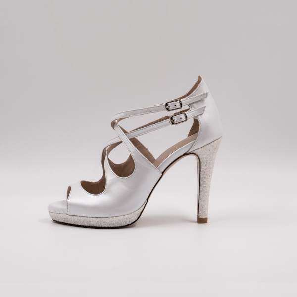 Χειροποίητο νυφικό πέδιλο σε υπόλευκο περλέ δέρμα, 1cm φιάπα σε υπόλευκο γκλίτερ ύφασμα