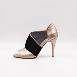 Χειροποίητο πέδιλο σε χρυσό της άμμου δέρμα με μαύρη μουσελίνα