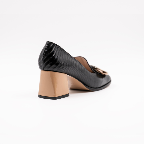 Χειροποίητα δερμάτινα μοκασίνια σε συνδυασμό μαύρου καρέ δέρματος με μπεζ και λευκό λουστρίνι.