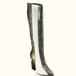 Χειροποίητη δερμάτινη μπότα σε συνδυασμό λευκού, χρυσού, μαύρου και δέρματος με σχέδιο φιδιού.