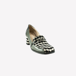 Χειροποίητα δερμάτινα μοκασίνια σε συνδυασμό λαδί δέρματος, μαύρου λουστρίνι και πολύχρωμου υφάσματος